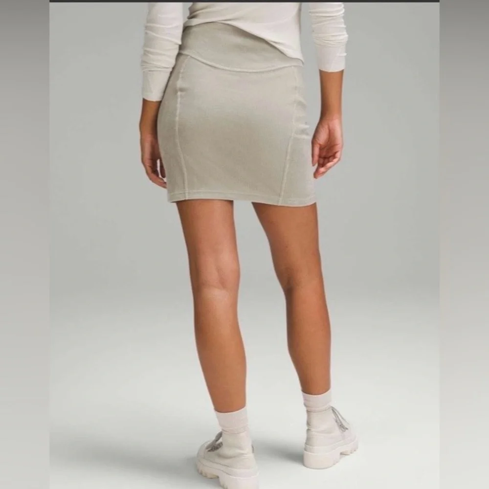 Lululemon - Scuba Mid Rise Mini Skirt - Velvet Cord - Size 14 - Picture 3 of 10